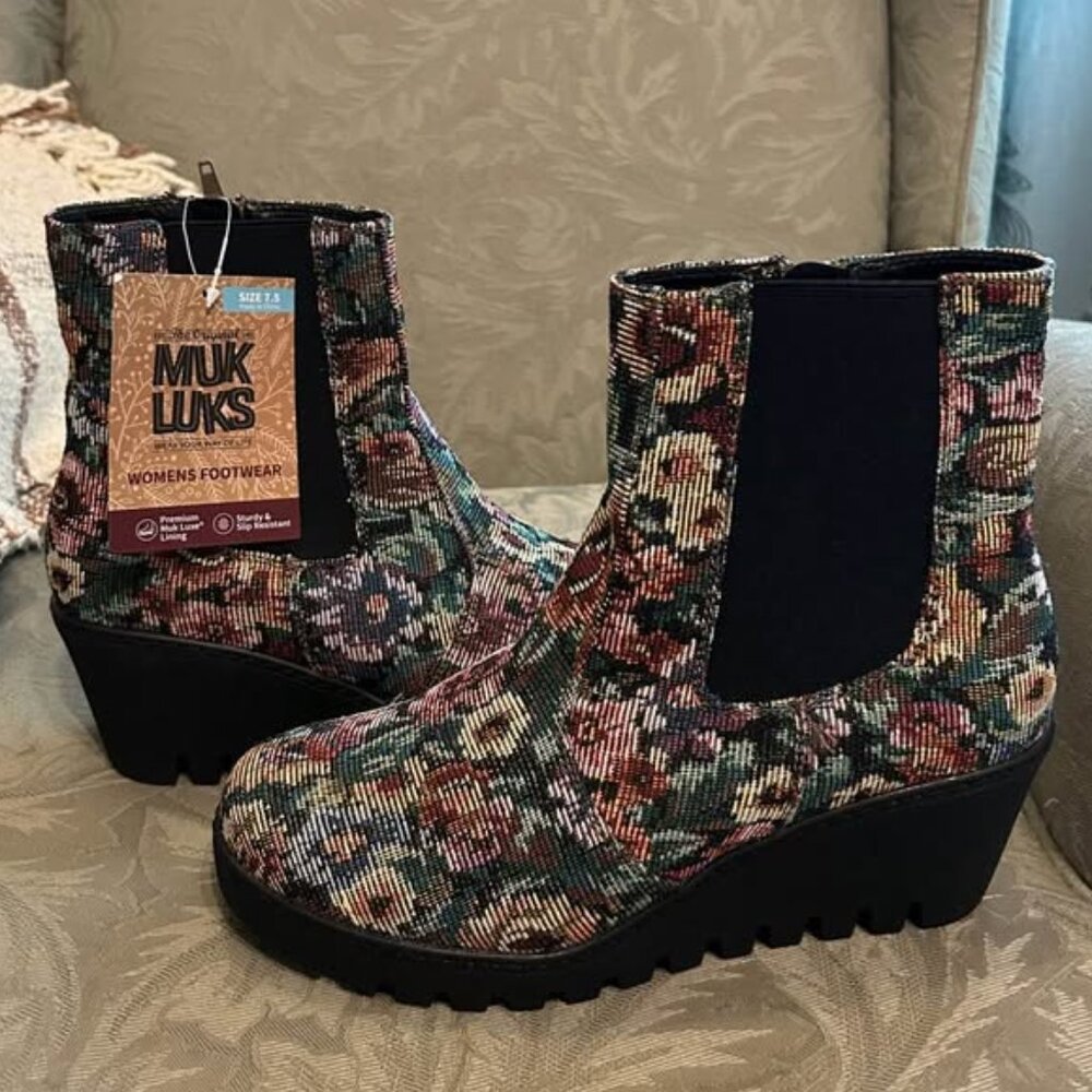 Women’s Floral Tapestry Muk Luks (NWT)